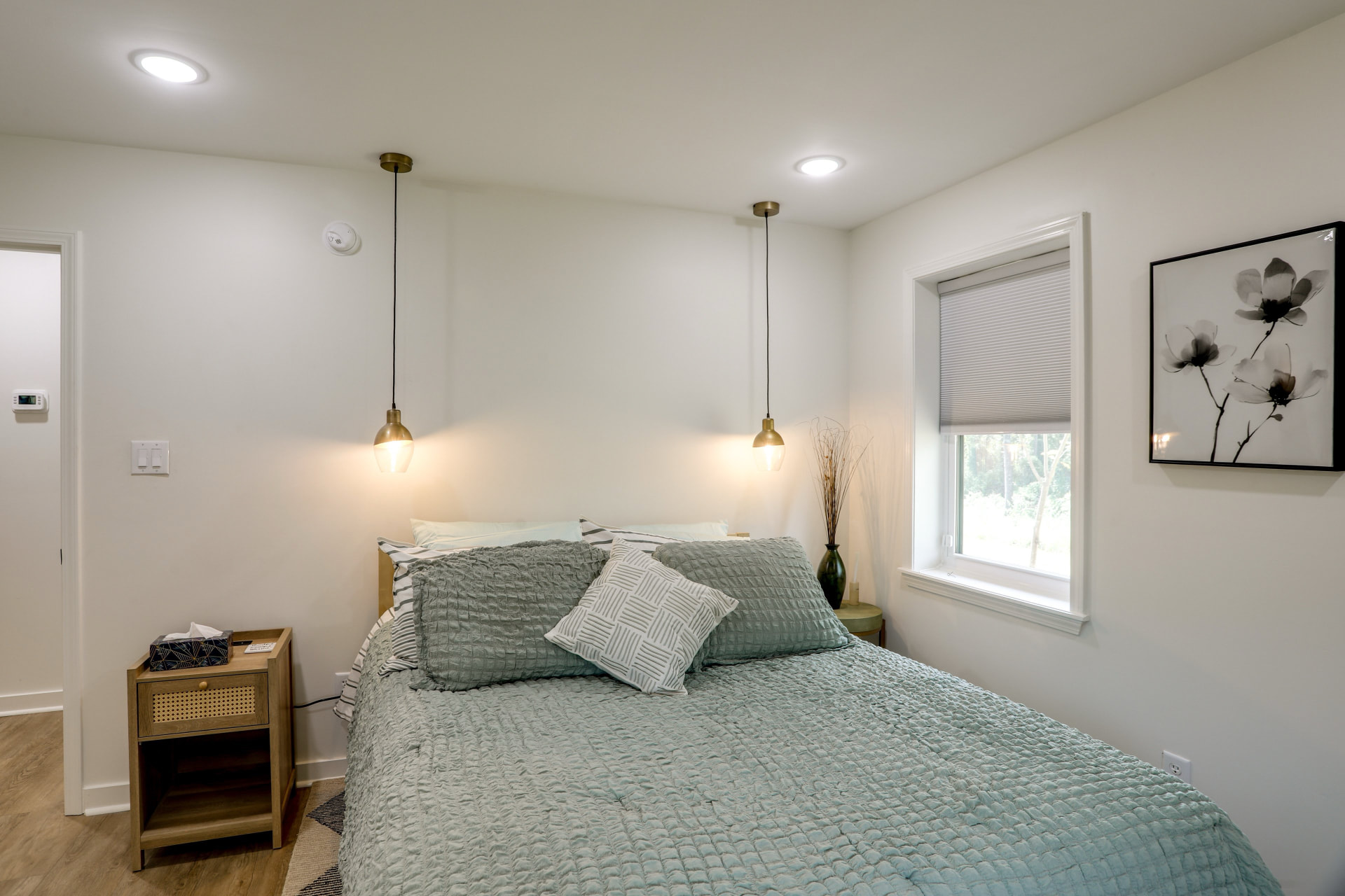 Queen bedroom at Cedarstone Retreat with green accents and pendant lighting